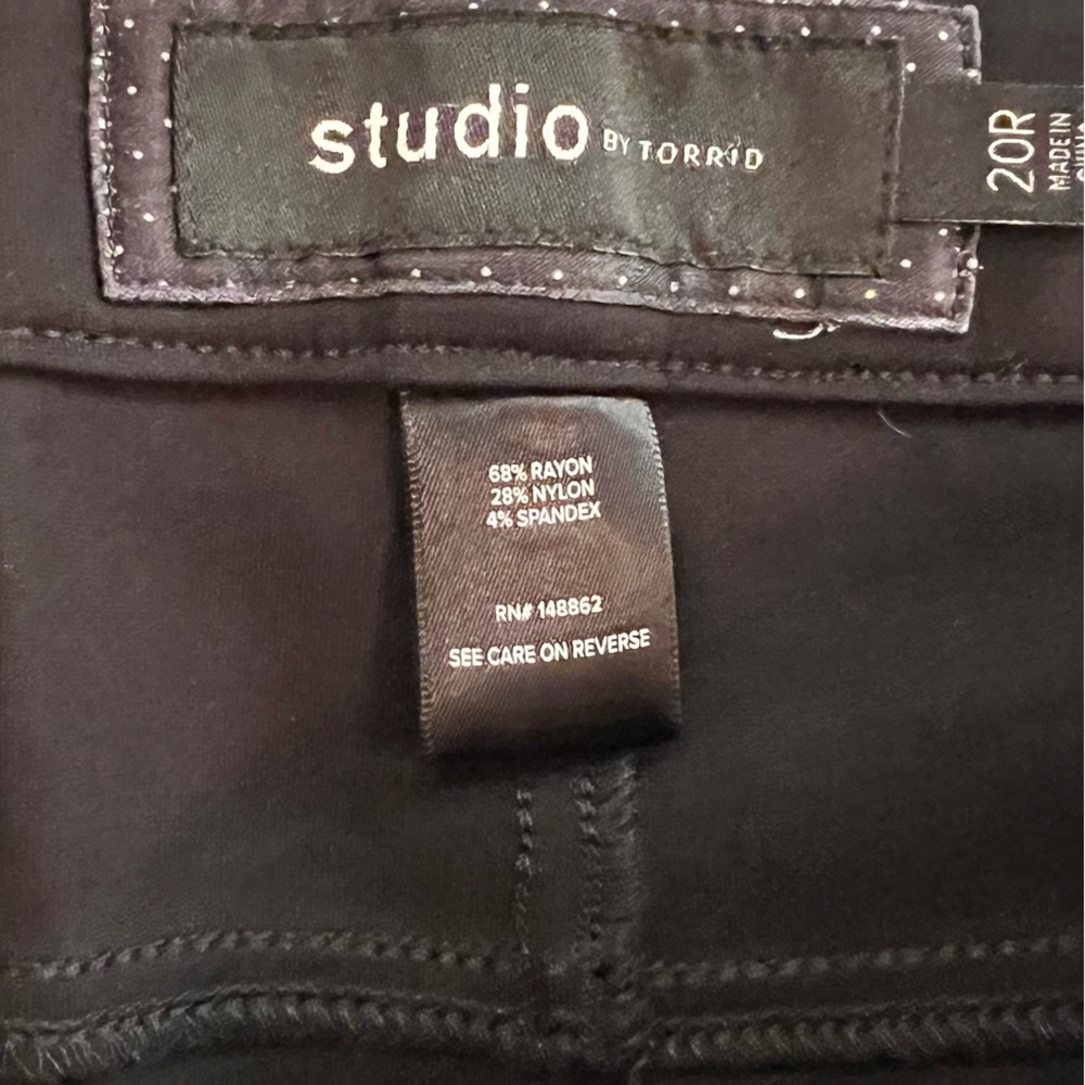 Black Skinny Studio Luxe Ponte High-Rise Crop Pant - Picture 4 of 5